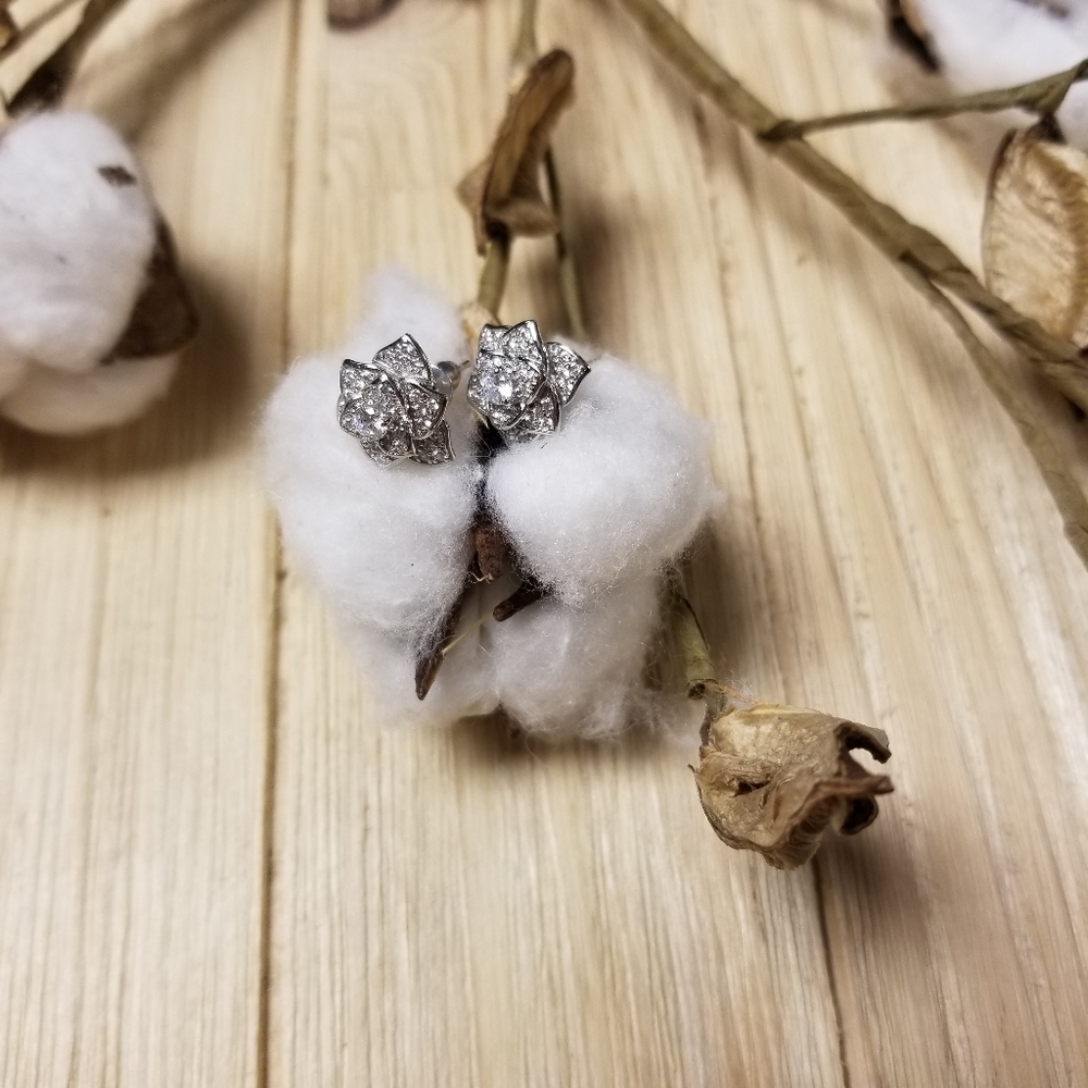 GORGEOUS!! Flower CZ earrings in SILVER - Picture 6 of 10